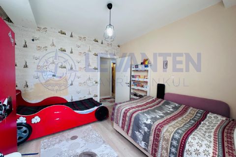 LEVANTENDEN ÇİFTLİKKÖYDE HAVUZLU SİTE İÇİ 3+1 CEPHELERİ AÇIK