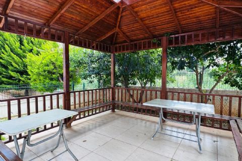 LEVANTENDEN ÇİFTLİKKÖYDE HAVUZLU SİTE İÇİ 3+1 CEPHELERİ AÇIK