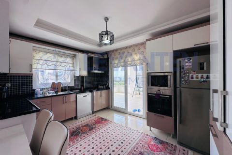 LEVANTENDEN ÇİFTLİKKÖYDE HAVUZLU SİTE İÇİ 3+1 CEPHELERİ AÇIK