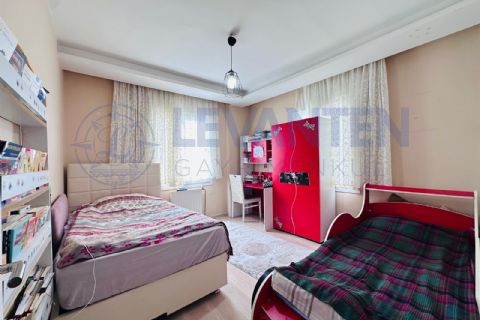 LEVANTENDEN ÇİFTLİKKÖYDE HAVUZLU SİTE İÇİ 3+1 CEPHELERİ AÇIK