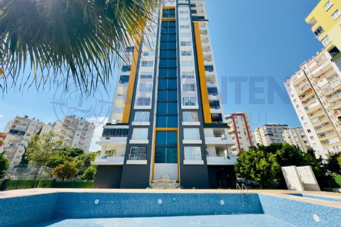 LEVANTENDEN MENDERESTE İÇ MİMAR YAPIMI TEK BLOK HAVUZLU 4+1