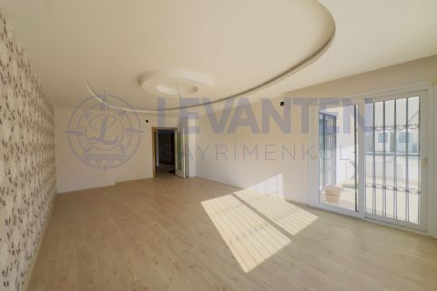 LEVANTENDEN Mezitli Vatan Caddesi'nde Geniş 4+1 Teraslı Daire