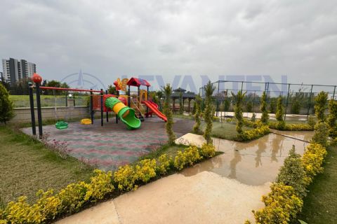 LEVANTEN'DEN TECE'DE DENİZE YAKIN HAVUZLU SIFIR 1+1