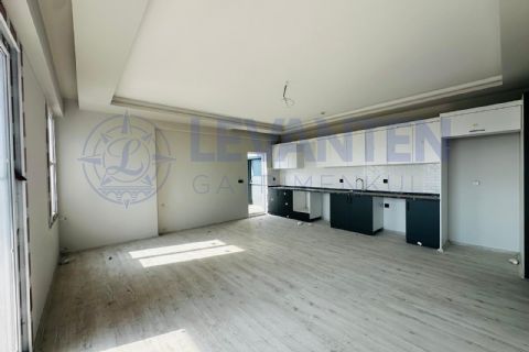 LEVANTENDEN TÖMÜKTE DENİZE YÜRÜME MESAFESİNDE AQUA HAVUZLU 2+1